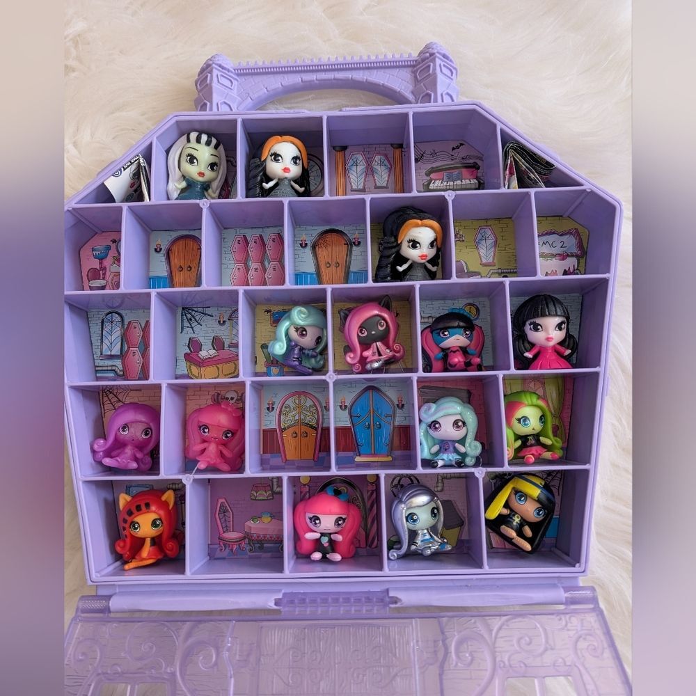 Monster High Minis Carrying Case & 15 Figurines Lot